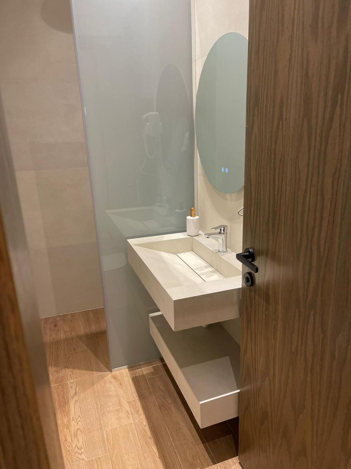 Dia Mare Deluxe Aparthotel Vlore Ngoại thất bức ảnh